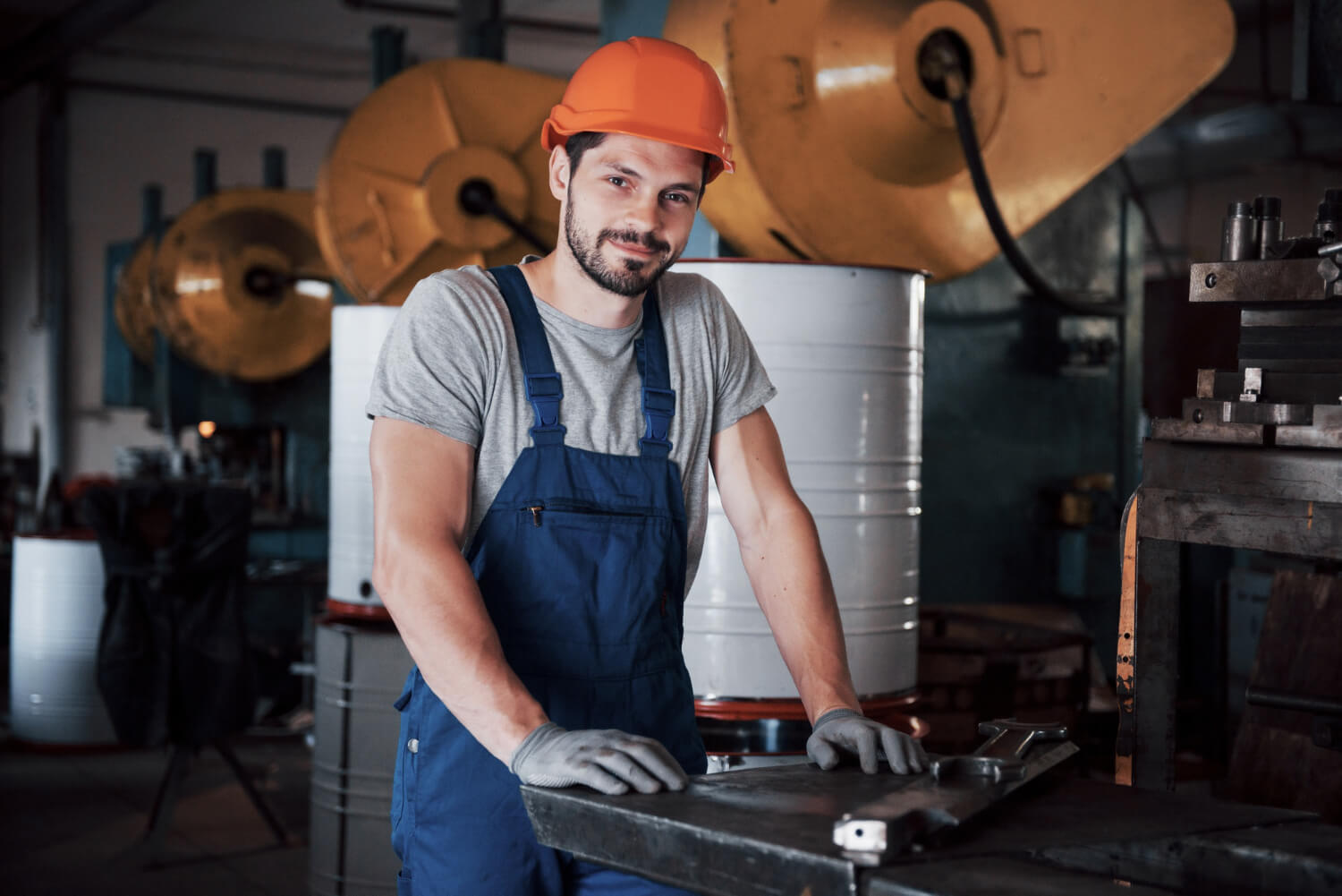 Une homme travaille comme intérimaire dans l'industrie
